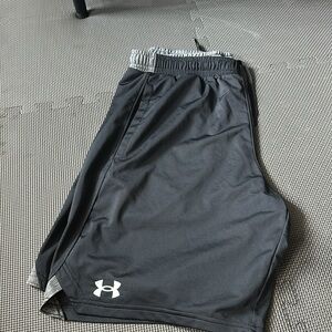 New Under amour men shorts size L